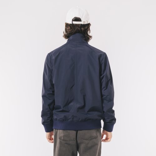 2.5レイヤースイングトップジャケット 商品説明チンストラップを備えたスタンドカラーに、フラップ付きのポケット、袖・裾のリブニット。スイングトップジャケットのベー R1832326694(14168円)