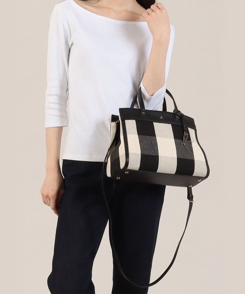 IS11KB－02 sophie 2wayトートバッグ 中仕切りポケット 背胴ポケット 取り外し可能なポーチとショルダーストラップ付き 取り外し可能なチャーム付き 底鋲付き 商品にアテンションカードや品質表示タグが付属している場合 必ずご確認の上 お取扱いください