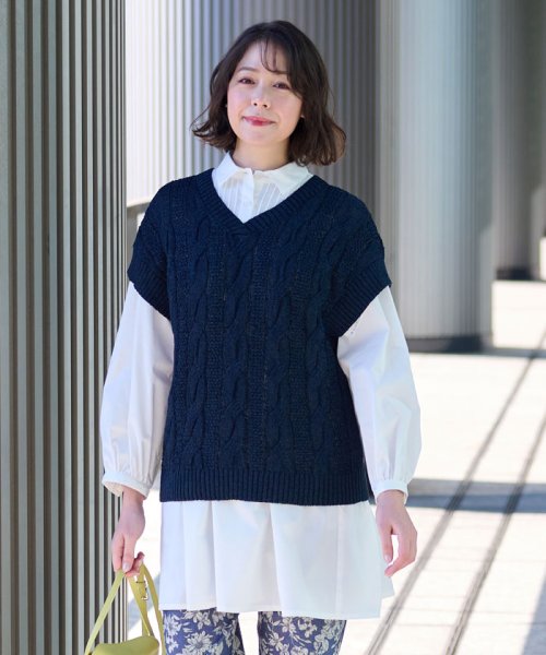 ケーブル編みVネックニットベスト【プラス企画】 
