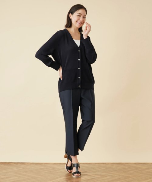 Vネックニットカーディガン 商品説明ウエスト周りをヘリンボーン編みで切り替えた、手の込んだデザインのVネックニットカーディガン。コットン×ポリエステルを編んだハイゲージの滑らかなニッ CEG1925448185(14850円)