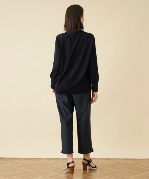 Vネックニットカーディガン 商品説明ウエスト周りをヘリンボーン編みで切り替えた、手の込んだデザインのVネックニットカーディガン。コットン×ポリエステルを編んだハイゲージの滑らかなニッ CEG1925448185(14850円)