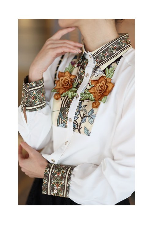 Sawa a la mode(サワアラモード)/香り立つ立体バラ刺繍のシャツブラウス/img19