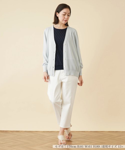 Vネックニットカーディガン 商品説明ウエスト周りをヘリンボーン編みで切り替えた、手の込んだデザインのVネックニットカーディガン。コットン×ポリエステルを編んだハイゲージの滑らかなニッ CEG1925448185(14850円)