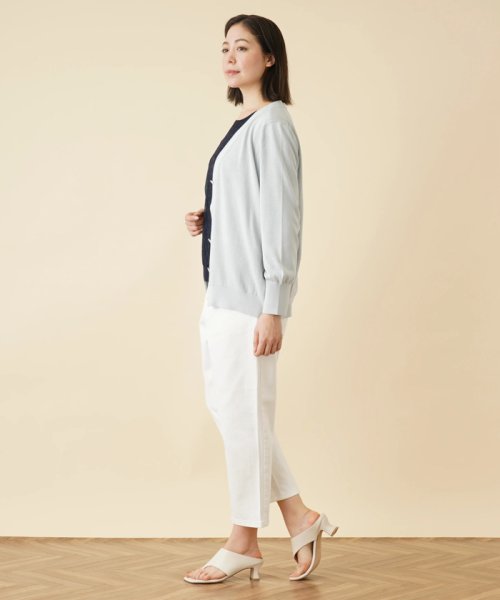 Vネックニットカーディガン 商品説明ウエスト周りをヘリンボーン編みで切り替えた、手の込んだデザインのVネックニットカーディガン。コットン×ポリエステルを編んだハイゲージの滑らかなニッ CEG1925448185(14850円)