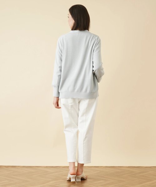 Vネックニットカーディガン 商品説明ウエスト周りをヘリンボーン編みで切り替えた、手の込んだデザインのVネックニットカーディガン。コットン×ポリエステルを編んだハイゲージの滑らかなニッ CEG1925448185(14850円)