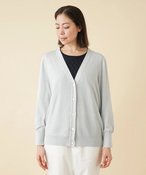 Vネックニットカーディガン 商品説明ウエスト周りをヘリンボーン編みで切り替えた、手の込んだデザインのVネックニットカーディガン。コットン×ポリエステルを編んだハイゲージの滑らかなニッ CEG1925448185(14850円)