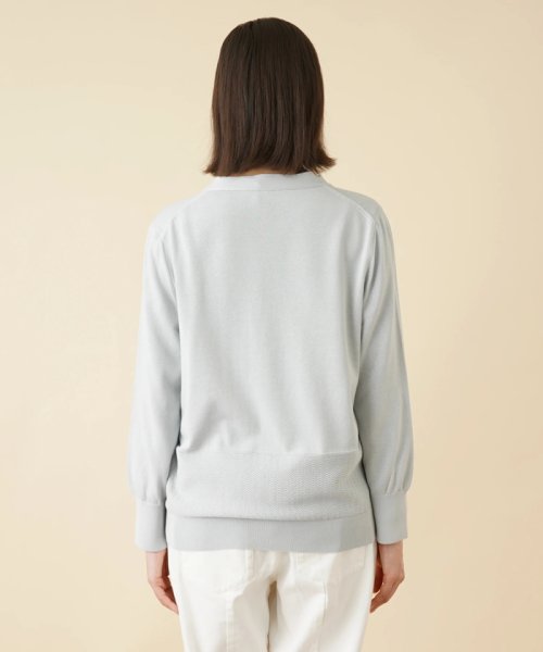 Vネックニットカーディガン 商品説明ウエスト周りをヘリンボーン編みで切り替えた、手の込んだデザインのVネックニットカーディガン。コットン×ポリエステルを編んだハイゲージの滑らかなニッ CEG1925448185(14850円)