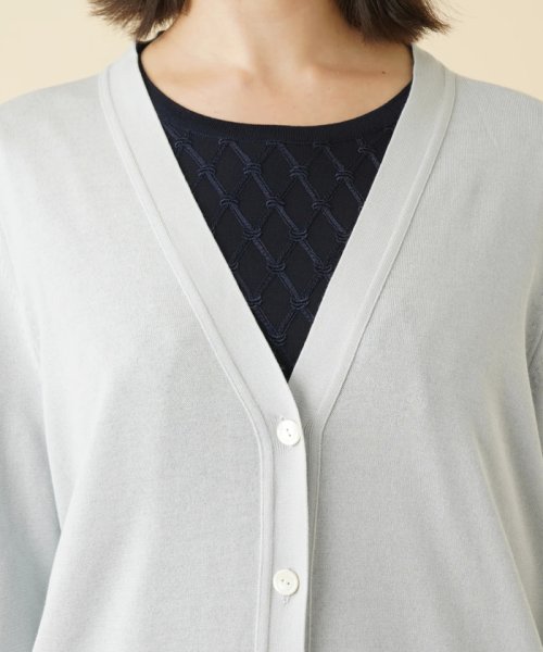 Vネックニットカーディガン 商品説明ウエスト周りをヘリンボーン編みで切り替えた、手の込んだデザインのVネックニットカーディガン。コットン×ポリエステルを編んだハイゲージの滑らかなニッ CEG1925448185(14850円)