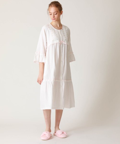 Narue(ナルエー)/50/ダブルガーゼクラシカルローズ刺繍ドレス/img01