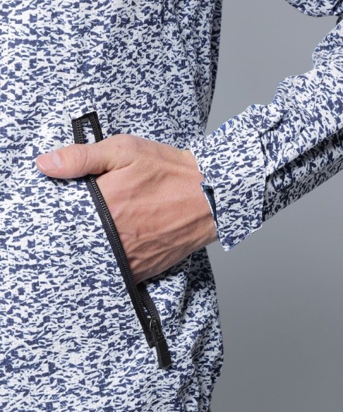 【SPORTO】クラッシュジオメトリックプリントブルゾン 商品説明【EPOCA UOMO 2023年春夏アイテム】機能性に優れたクラッシュジオメトリックブルゾン。【 EIM1694779311(12999円)