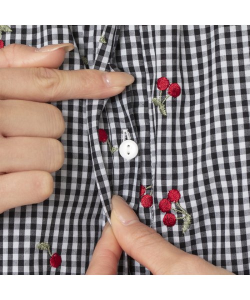 チェリー刺繍フリルカラーブラウス 