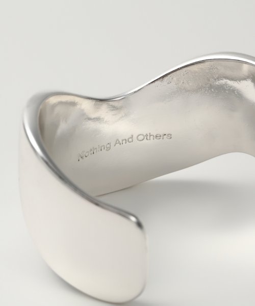 nothing and others(ナッシングアンドアザース)/Thickness asymmetry wave Bangle/img05