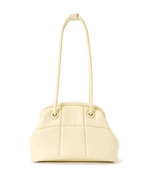 ADD CULUMN(アドカラム) PUFF－CLASP/口金バック 商品説明光沢の少ないマットな質感のヴィーガンレザー。ダウン調の縫製で、スクエアに模られたデザイン。長財布が入る口金バック。口元はがま口仕様内側ポケット２個ハンドル CEG1685586035(12870円)