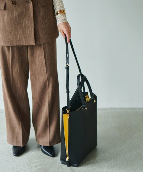 【ドラマ着用】【EPOR】Y BAG Large【A4対応】 BAG 6月下旬 ゴールド× GGX82520と同色同型です 濃いゴールド× A4収納：可 EPOR Large 肩掛け 置いた時も自立し ものの出し入れもしやすいのもポイントです 手がふさがりがちな移動シーンに最適です 2月中旬 A4収納：不可 16インチPCの収納：可 ELEGANTIQUE 機能美