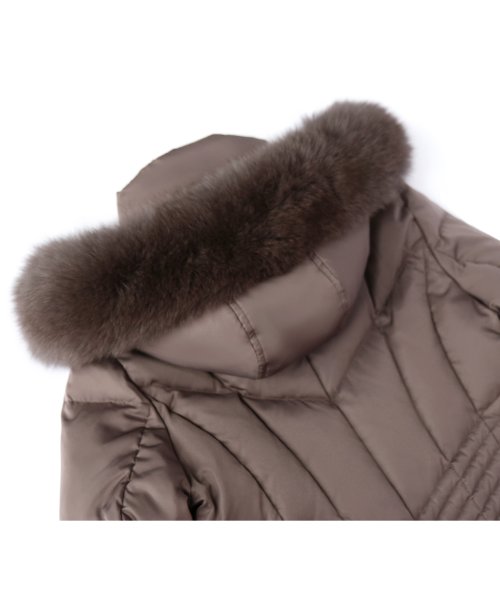 ウエストフィットロングダウンコート「D177」 ポリエステル 100％中　綿 ダウン 80％ フェザー 20％ファー部分 フォックスファー