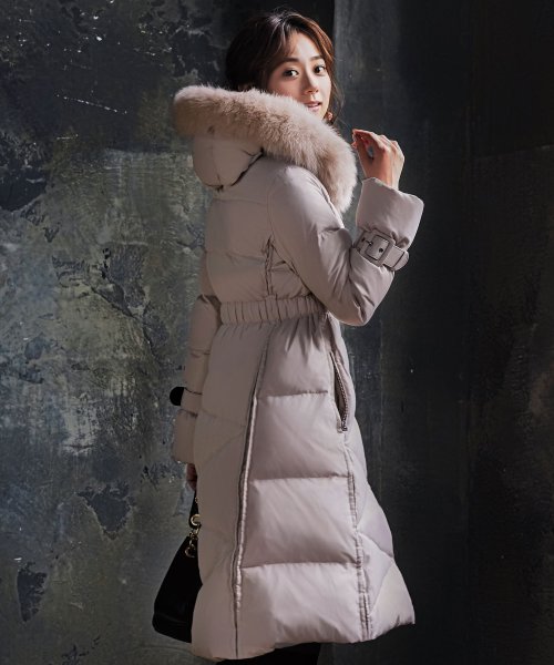 ベルトパフスリーブダウンコート(D670) 商品説明ボリュームのあるフォックスファーが顔周りを飾り、ロング丈で暖かいので冬の定番として重宝するコートで A1399168494 (10688円)