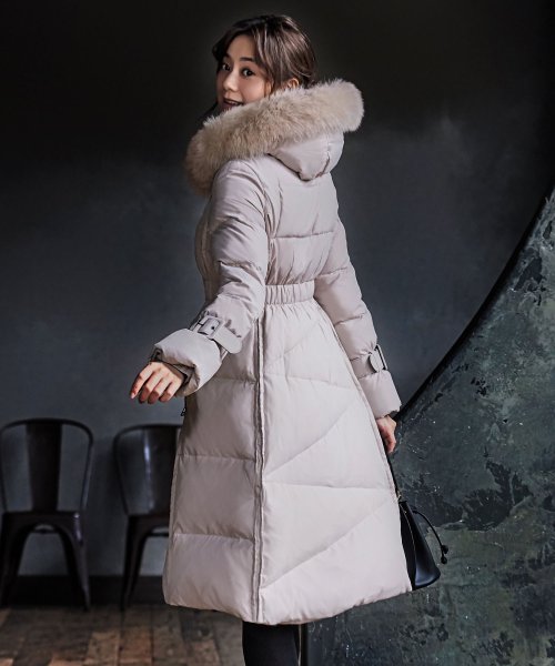 ベルトパフスリーブダウンコート(D670) 商品説明ボリュームのあるフォックスファーが顔周りを飾り、ロング丈で暖かいので冬の定番として重宝するコートで A1399168494 (10688円)