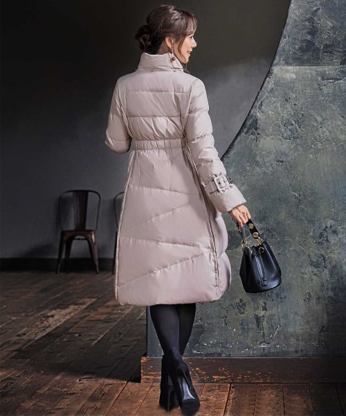 ベルトパフスリーブダウンコート(D670) 商品説明ボリュームのあるフォックスファーが顔周りを飾り、ロング丈で暖かいので冬の定番として重宝するコートで A1399168494 (10688円)