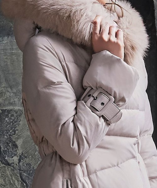 ベルトパフスリーブダウンコート(D670) 商品説明ボリュームのあるフォックスファーが顔周りを飾り、ロング丈で暖かいので冬の定番として重宝するコートで A1399168494 (10688円)