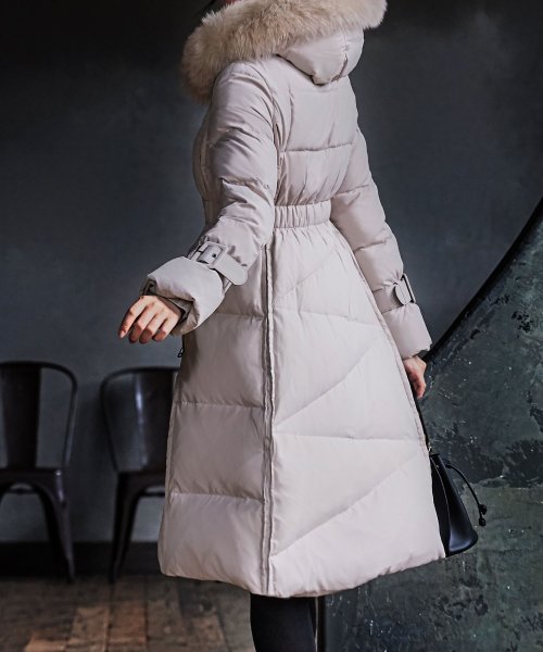 ベルトパフスリーブダウンコート(D670) 商品説明ボリュームのあるフォックスファーが顔周りを飾り、ロング丈で暖かいので冬の定番として重宝するコートで A1399168494 (10688円)