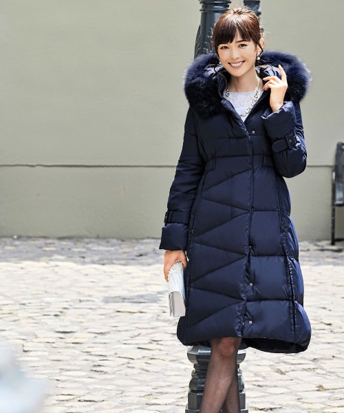 ベルトパフスリーブダウンコート(D670) 商品説明ボリュームのあるフォックスファーが顔周りを飾り、ロング丈で暖かいので冬の定番として重宝するコートで A1399168494 (10688円)