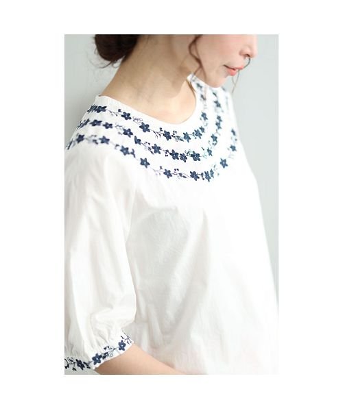 Sawa a la mode(サワアラモード)/小花刺繍のふんわり袖コットンブラウス/img04