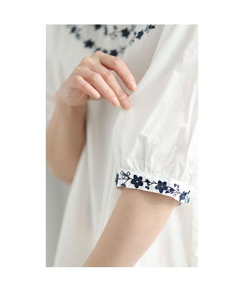 Sawa a la mode(サワアラモード)/小花刺繍のふんわり袖コットンブラウス/img05