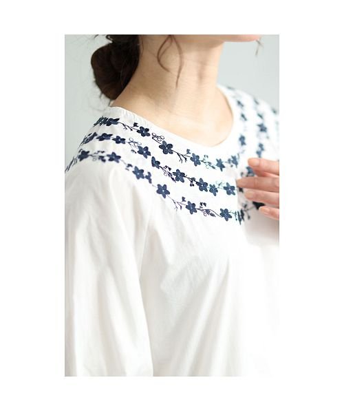 Sawa a la mode(サワアラモード)/小花刺繍のふんわり袖コットンブラウス/img12