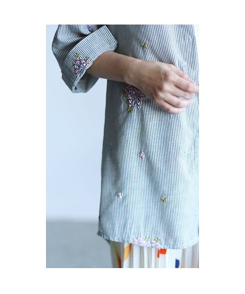 Sawa a la mode(サワアラモード)/花刺繍とストライプ柄のコットンシャツチュニック/img24