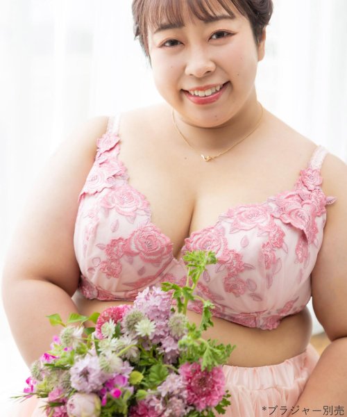 fran de lingerie(フランデランジェリー)/ゴージャス薔薇刺繍フェミニンヒップに 「グレースイストグランデ タンガ」 Tバック タンガ/img03