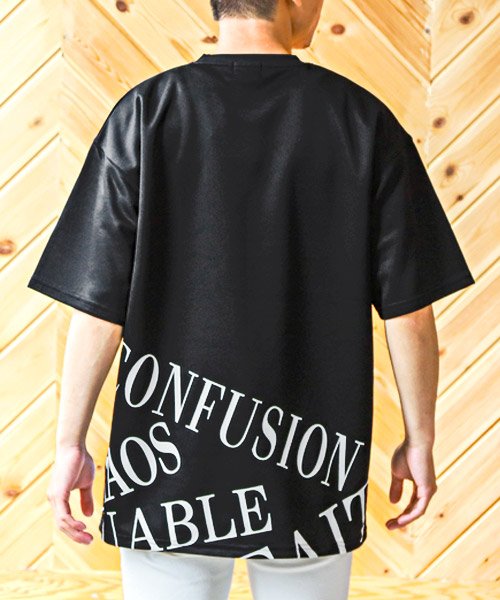 LUXSTYLE(ラグスタイル)/エンボスランダムプリントTシャツ/Tシャツ メンズ 半袖 ロゴ エンボス加工 プリント ランダムロゴ 凸凹/img01