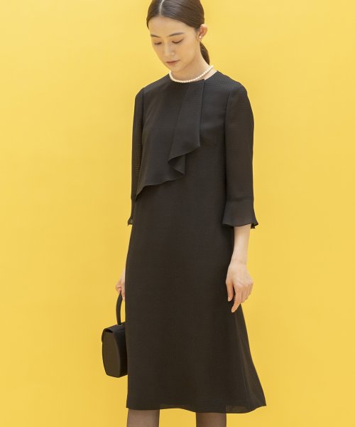 【喪服】【洗える】ボウタイフリル セミフレアブラックフォーマルワンピース＜大きいサイズ有＞ 夏/セレモニー/七五三 あり 喪服 卒業式 デザイン セレモニー 入学式 結婚式 お宮参り 七五三 礼服 ワンピース なし