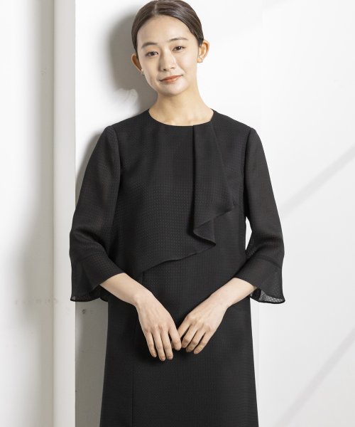 【喪服】【洗える】ボウタイフリル セミフレアブラックフォーマルワンピース＜大きいサイズ有＞ 夏/セレモニー/七五三 あり 喪服 卒業式 デザイン セレモニー 入学式 結婚式 お宮参り 七五三 礼服 ワンピース なし