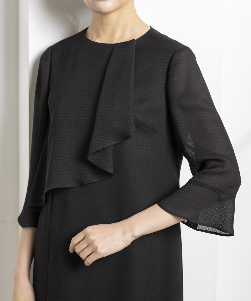 【喪服】【洗える】ボウタイフリル セミフレアブラックフォーマルワンピース＜大きいサイズ有＞ 夏/セレモニー/七五三 あり 喪服 卒業式 デザイン セレモニー 入学式 結婚式 お宮参り 七五三 礼服 ワンピース なし