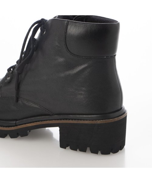 タンクソールレースアップショートブーツ 商品説明マウンテンブーツテイストのショートブーツ。すっきりとしたラストを使用しており、ボリューム感も程良いです。内 E2675385680 (20477円)