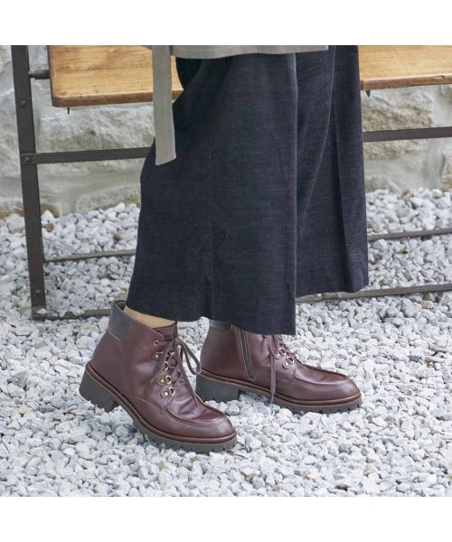 タンクソールレースアップショートブーツ 商品説明マウンテンブーツテイストのショートブーツ。すっきりとしたラストを使用しており、ボリューム感も程良いです。内 E2675385680 (20477円)