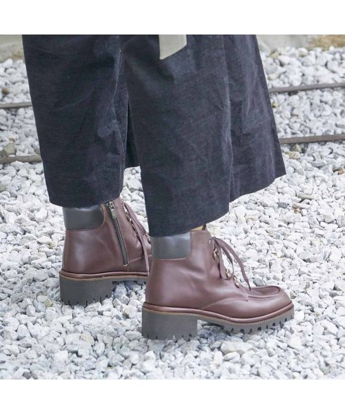 タンクソールレースアップショートブーツ 商品説明マウンテンブーツテイストのショートブーツ。すっきりとしたラストを使用しており、ボリューム感も程良いです。内 E2675385680 (20477円)