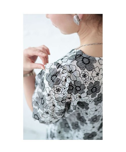 Sawa a la mode(サワアラモード)/モノトーンの花刺繍ふんわり袖トップス/img14