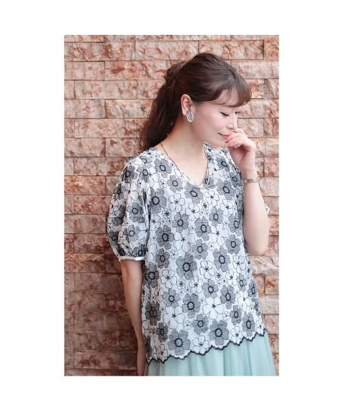 Sawa a la mode(サワアラモード)/モノトーンの花刺繍ふんわり袖トップス/img18