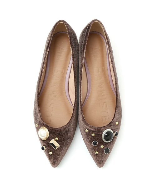 アシンメトリービジューフラットパンプス 商品説明左右アシンメトリーに配置されたビジューが他にはない特別感のある、レディライクな新作パンプス。ビジューパーツはブラックをベースにして、大人っ N1425634588(11011円)