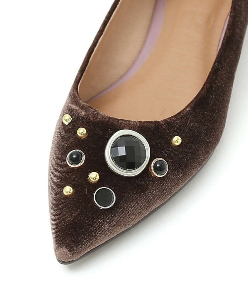 アシンメトリービジューフラットパンプス 商品説明左右アシンメトリーに配置されたビジューが他にはない特別感のある、レディライクな新作パンプス。ビジューパーツはブラックをベースにして、大人っ N1425634588(11011円)