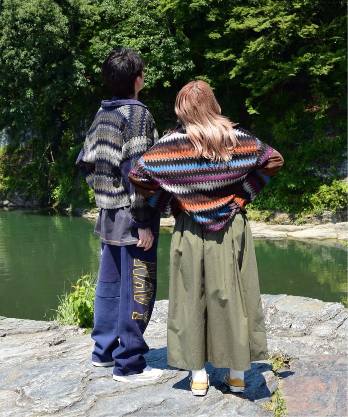 軽めアウター。遊び心のある編み柄で人と差をつける。ジグザグボーダー