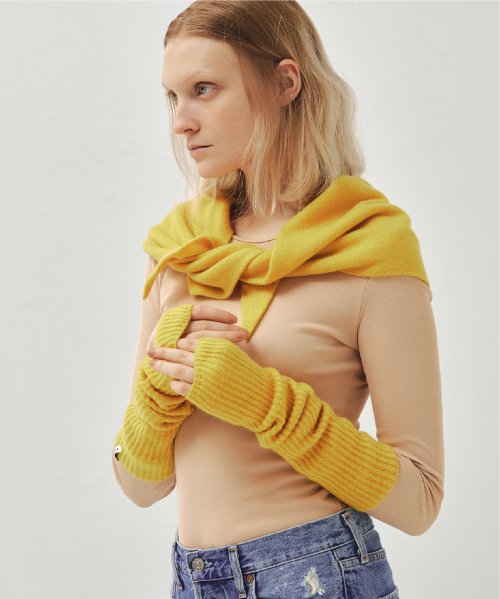 【elegancese / エレガンセーゼ】diamond knit ニットスカーフ ピュアカシミヤ 100% eleganceseの製品は elegancese diamond 全て上質なカシミヤを使用したマフラーです 最高品質とされる内モンゴル産のホワイト原料を使用しており しっとりと柔らかく 使い込むほど風合いが増し フワッと柔らかな肌触りを実感して頂けます 長さ 142cm