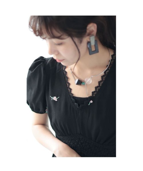 Sawa a la mode(サワアラモード)/小花刺繍が広がるふんわり袖フレアワンピース/img01