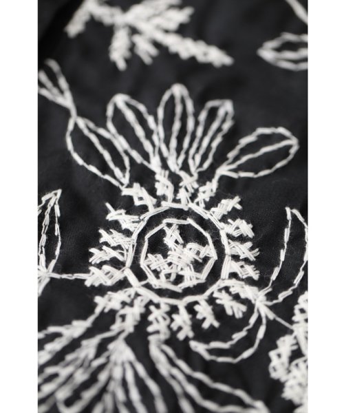 CAWAII(カワイイ)/360度に咲く白花刺繍のショート丈カーディガン/img01