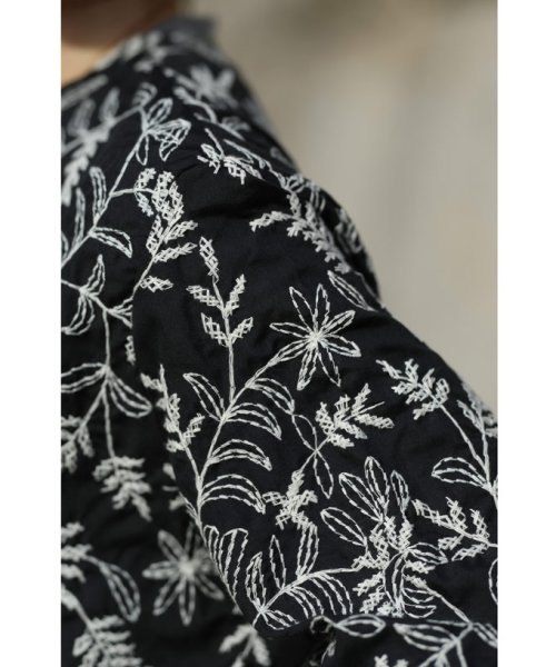 CAWAII(カワイイ)/360度に咲く白花刺繍のショート丈カーディガン/img02