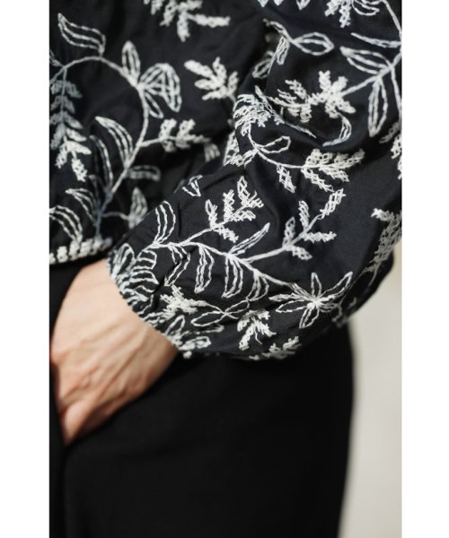 CAWAII(カワイイ)/360度に咲く白花刺繍のショート丈カーディガン/img07
