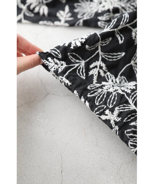 CAWAII(カワイイ)/360度に咲く白花刺繍のショート丈カーディガン/img08
