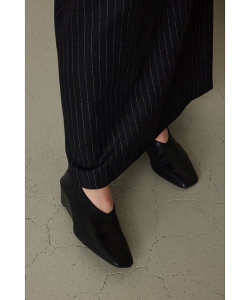 Angled heel square shoes heel square