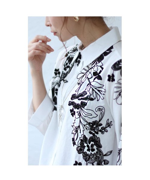Sawa a la mode(サワアラモード)/花刺繍が流れるコットンシャツチュニック/img01